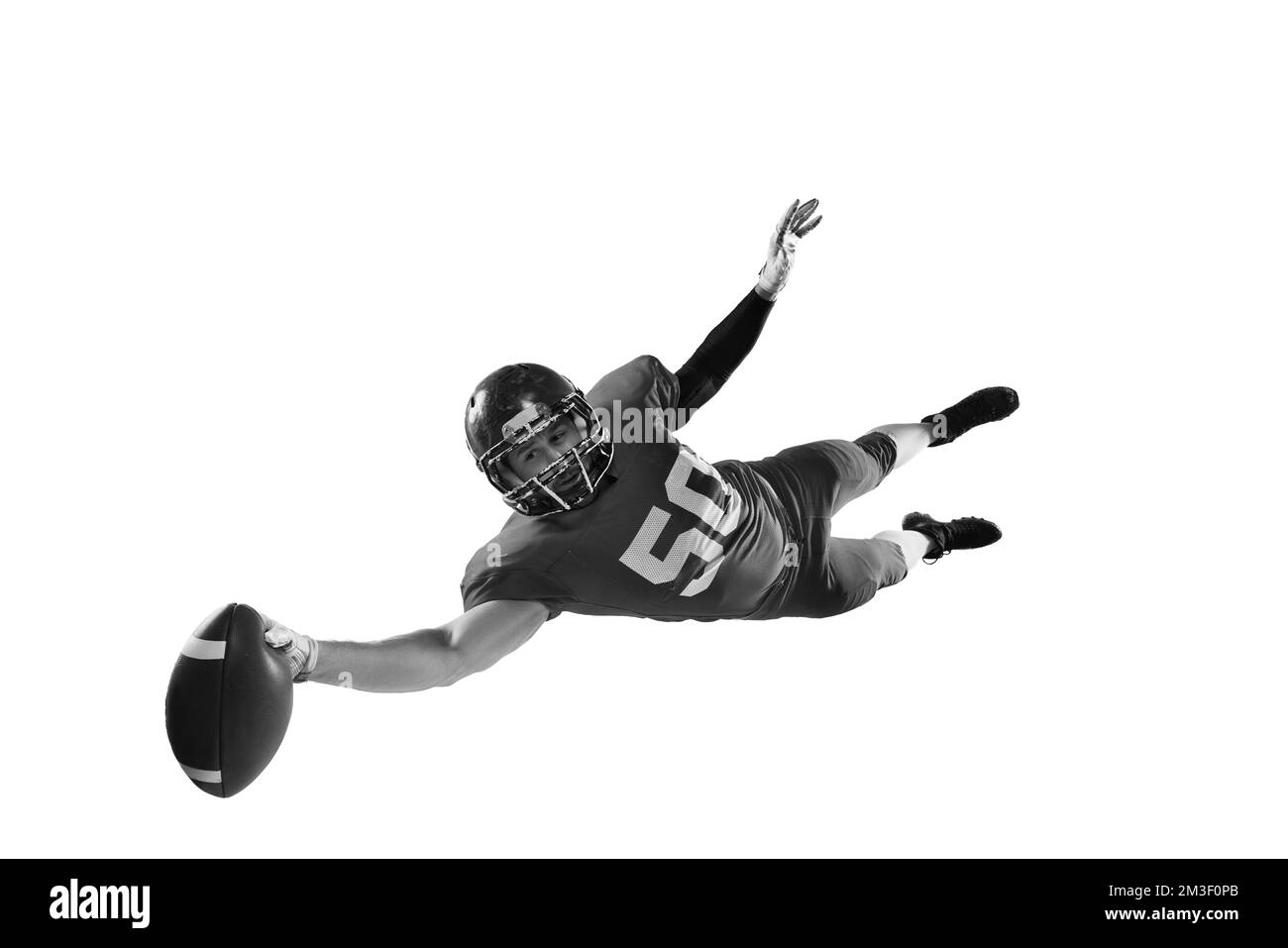 Portrait monochrome d'un joueur de football américain professionnel en uniforme sportif et casque de protection en mouvement isolé sur fond blanc. Banque D'Images