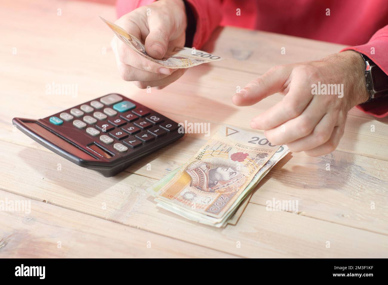 comptage des billets de banque polonais avec calculatrice sur table et fond de couleur Banque D'Images
