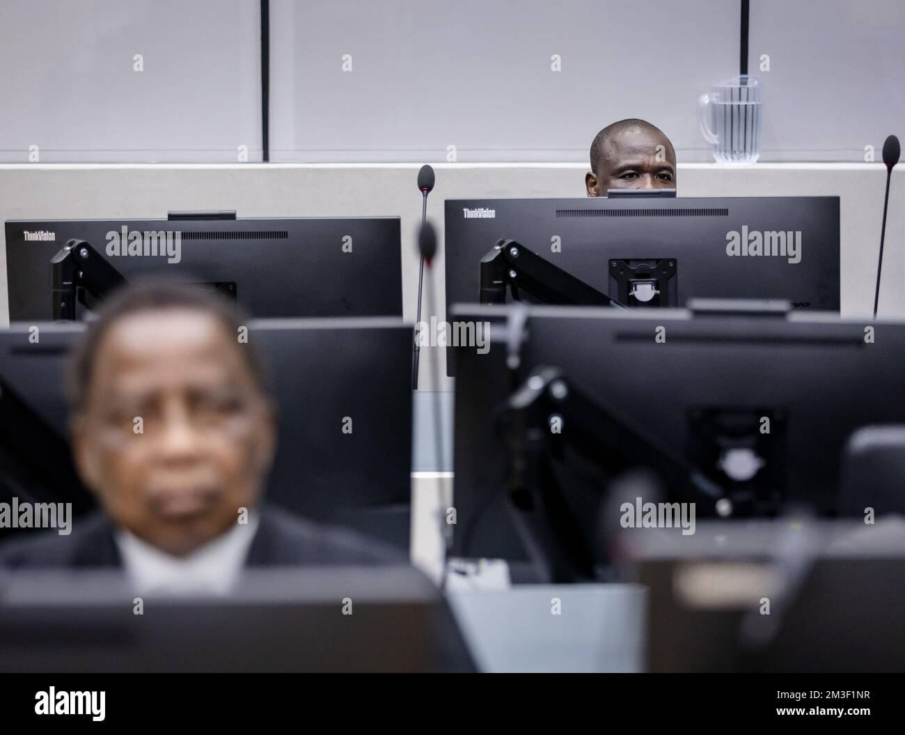 LA HAYE - l'avocat Charles Achaleke Taku et Dominic Ongwen (R) avant la ...