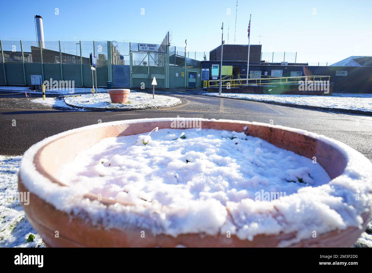 HMP Huntercombe dans l'Oxfordshire où Boris Becker aurait été transféré. Le triple champion de Wimbledon a été libéré de prison après avoir purgé seulement huit mois de sa peine et est maintenant déporté du Royaume-Uni. Becker a été emprisonné pendant deux ans et demi en avril pour avoir caché £2,5 millions d'actifs et de prêts pour éviter de payer ses dettes. Date de la photo: Jeudi 15 décembre 2022. Banque D'Images