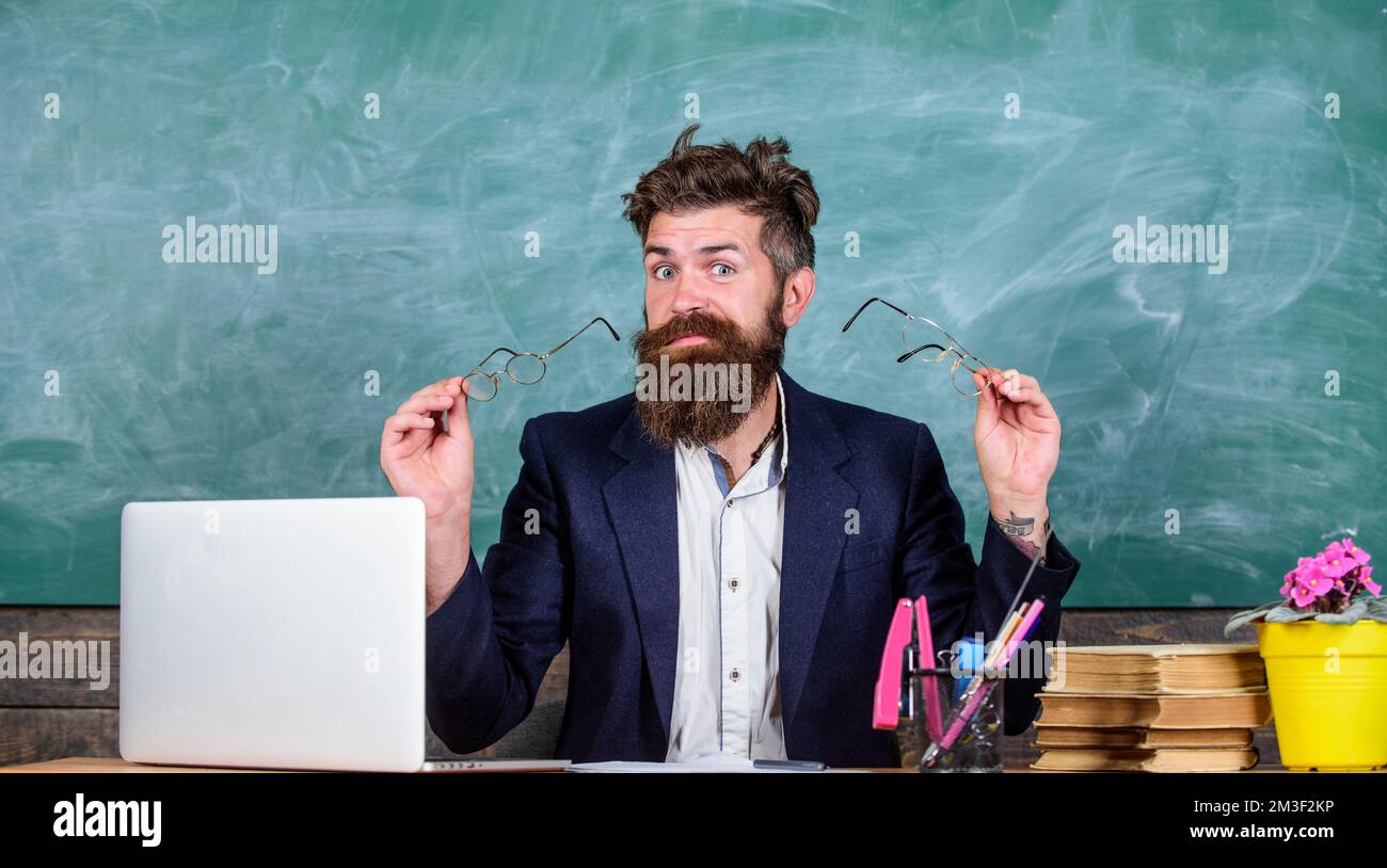 Vous devez choisir des lunettes appropriées pour garder une bonne vision. Travailler avec un ordinateur portable et des livres cause des problèmes avec les yeux et la vision. Soins des yeux et santé Banque D'Images