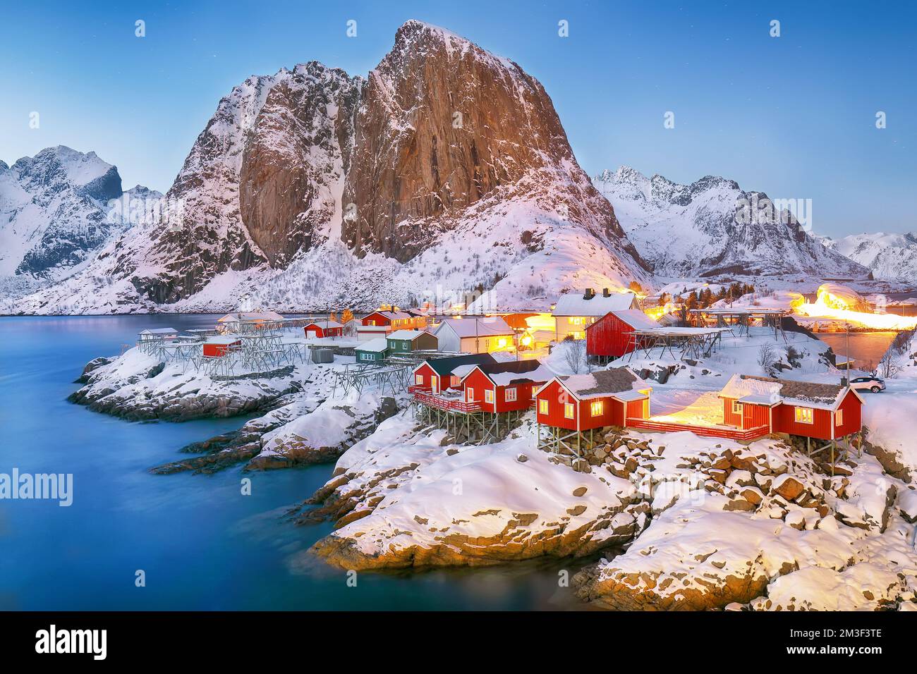 Coucher de soleil magnifique vue d'hiver sur le village de Hamnoy et la montagne de Festhaeltinden en arrière-plan. Destination touristique populaire sur Lofotens. Emplacement: Hamnoy, Mos Banque D'Images