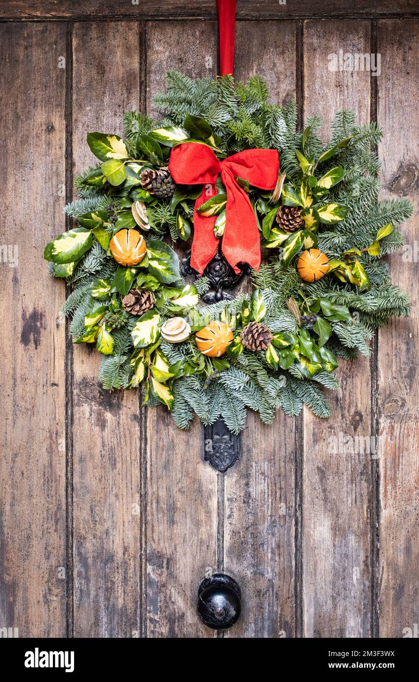 Une couronne de Noël traditionnelle anglaise sur une porte de ferme en bois. Banque D'Images