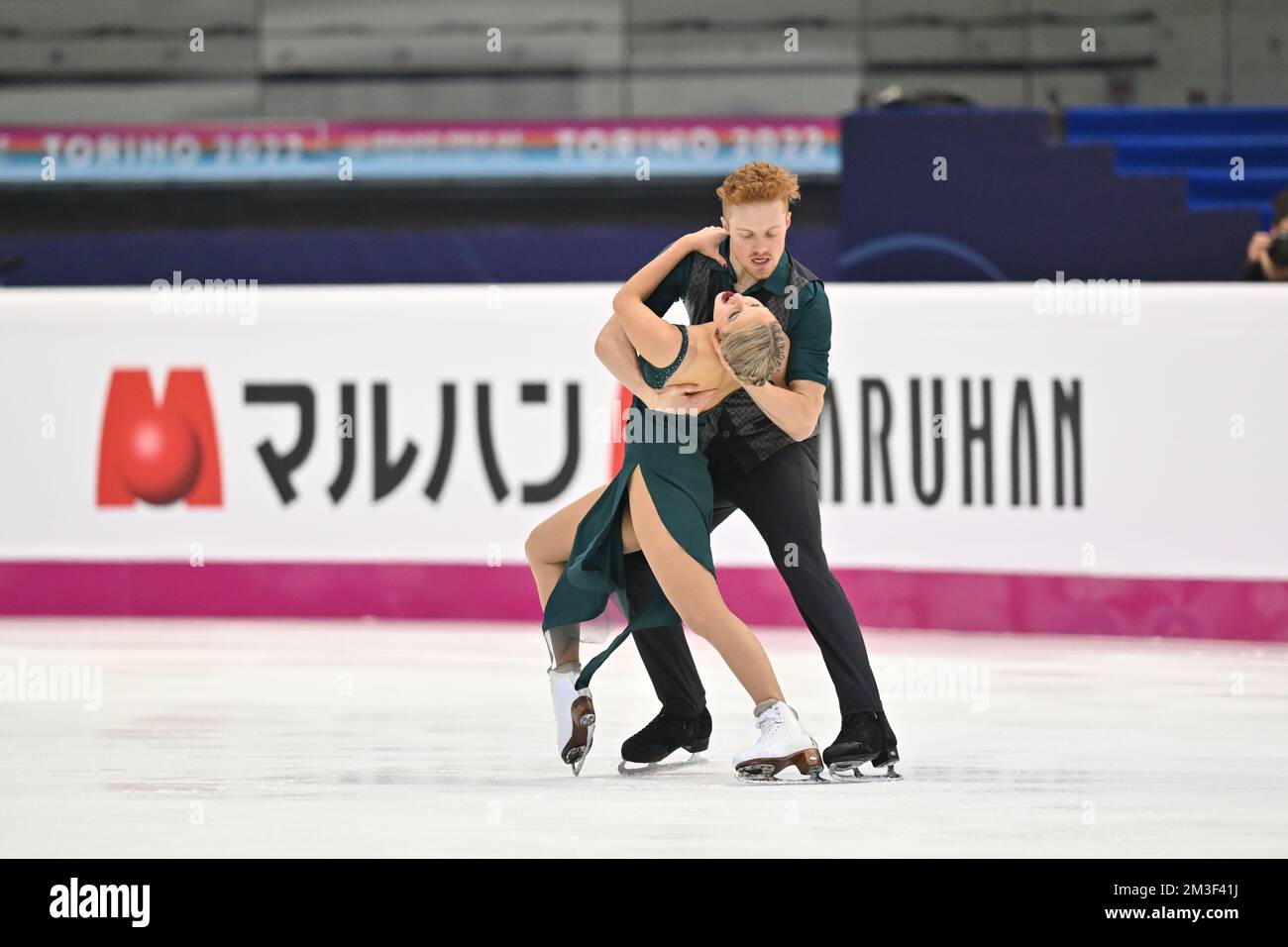 Nadiia BASHYNSKA et Peter BEAUMONT (CAN), pendant la danse junior sur glace danse du rythme, lors de la finale 2022 du Grand Prix de patinage artistique de l'UIP, à Palavela, on 9 décembre 2022, à Turin, Italie. Credit: Raniero Corbelletti/AFLO/Alay Live News Banque D'Images