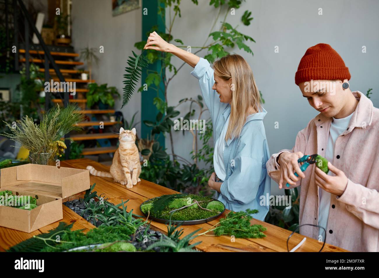 Jeune couple de famille heureux décorateur profession professionnelle Banque D'Images