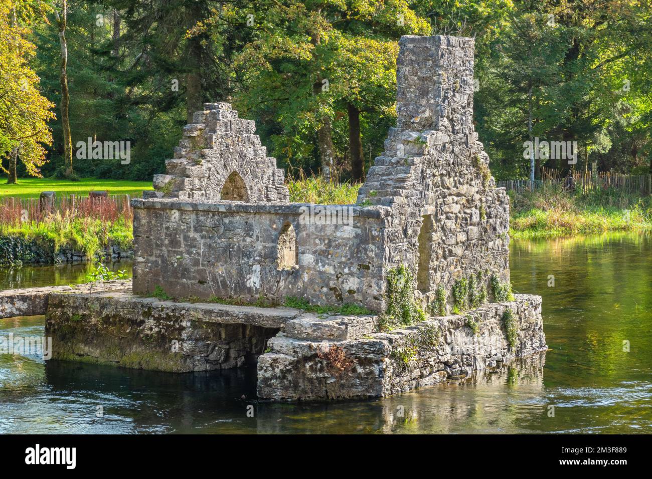 La ruine de la maison de pêche du moine médiéval sur la rivière Cong. Cong, Comté de Mayo, Irlande Banque D'Images