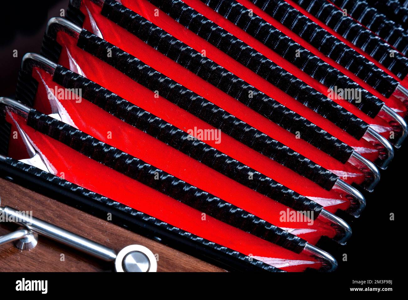 Soufflets en accordéon rouge et noir Banque D'Images