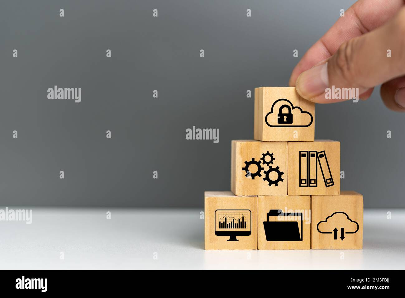 cube en bois pour la gestion de documents données de fichiers numériques en ligne cybersécurité concept de protection et de sécurité des données. Banque D'Images