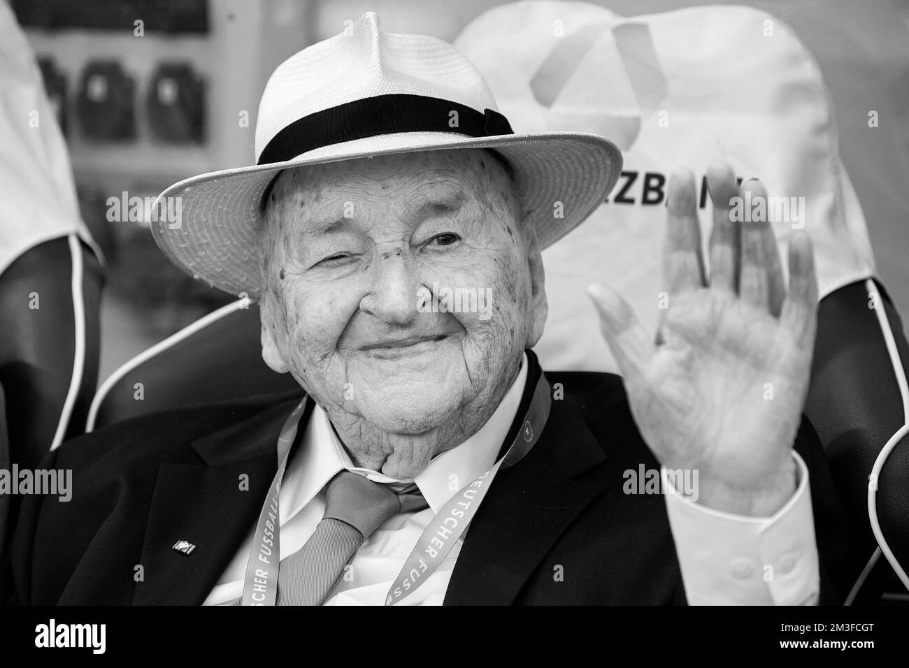 Revue de l'année - mort en 2022: ARCHIVE PHOTO: L'ancien président du DFB Egidius BRAUN est décédé à l'âge de 97 ans. Egidius BRAUN (GER), Président d'honneur (Président honoraire) du DFB, en tant qu'invité, invité d'honneur; greets (gr?s sst), vagues d'une main, a chapeau, chapeau panama, chapeau de paille, vers le haut, Portrait; événement de la DFB/au DFB - Hautnah âÂ?, formation publique de l'équipe nationale allemande de football pour spectateurs et fans, le 05.06.2019 à Aix-la-Chapelle/Allemagne les règlements DFB/ UEFA interdisent toute utilisation de photographies comme séquences d'images et/ou quasi-vidéo Ã Banque D'Images