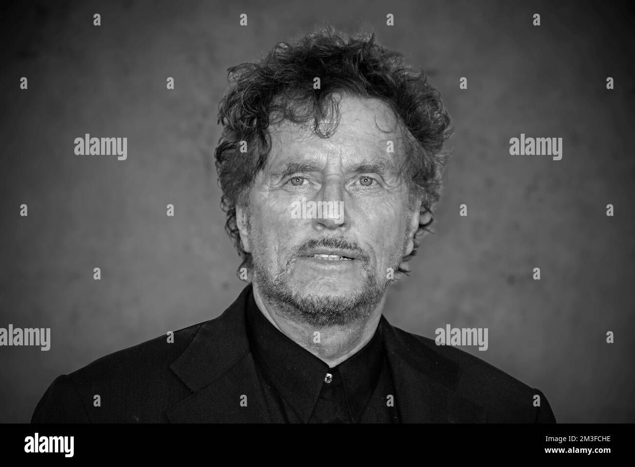 Revue de l'année - mort en 2022: PHOTOMONTAGE/ARCHIVE PHOTO: Dieter Wedel est mort à Hambourg à l'âge de 82 ans. Le réalisateur Dieter WEDEL devant la photo de l'acteur principal Ulrich Tukur sur l'affiche du film, rendez-vous à la presse pour le film 'Gier' - le nouveau film en deux parties du réalisateur Dieter Wedel, qui sera diffusé sur 20 janvier et 21st, 2010 sur First German Television, 3 décembre 2009. SVEN SIMON, Princess-Luise-Str.41#45479 Muelheim/Ruhr#tel.648/9413250#fax 0208/9413260#GLSB compte bancaire n°: 4030 025 100, BLZ 430 609 67#www.SvenSimon.net #email:SvenSimon@t-online.de. Banque D'Images