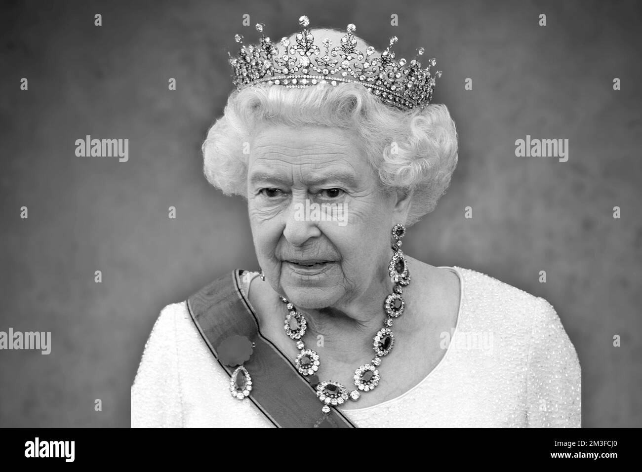 Revue de l'année - décédé en 2022 : MONTAGE PHOTO : reine Elizabeth II, décédée à l'âge de 96 ans. Image unique, motif unique découpé, portrait, portrait, portrait ? t. ARCHIVE PHOTO: Réception de la Reine britannique et du duc d'Édimbourg pour le banquet d'État par le président fédéral au palais de Bellevue à Berlin sur 24 juin 2015. Visite d'État de la Reine du Royaume-Uni de Grande-Bretagne et d'Irlande du Nord en Allemagne 2015. Ã?Â Banque D'Images