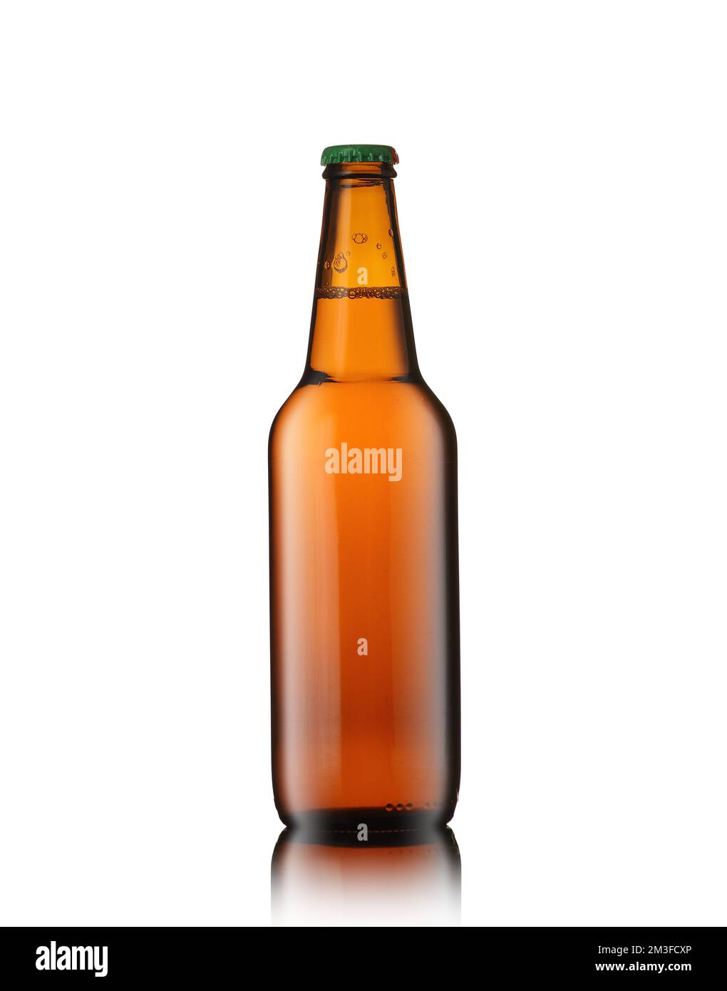 bouteille marron pleine avec bière sur fond blanc et image miroir Banque D'Images