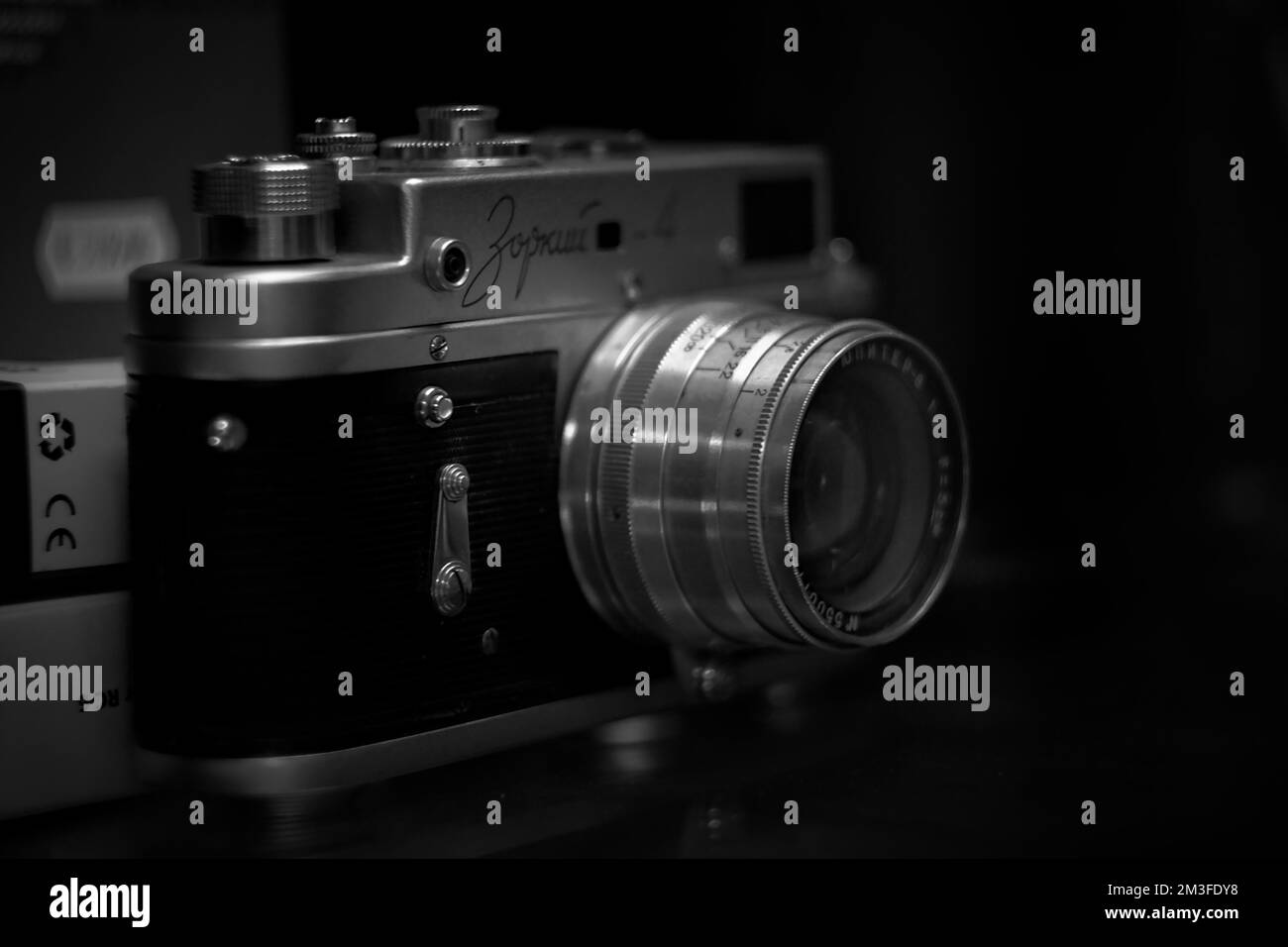 caméra analogique vintage noir et blanc sur fond flou. Banque D'Images