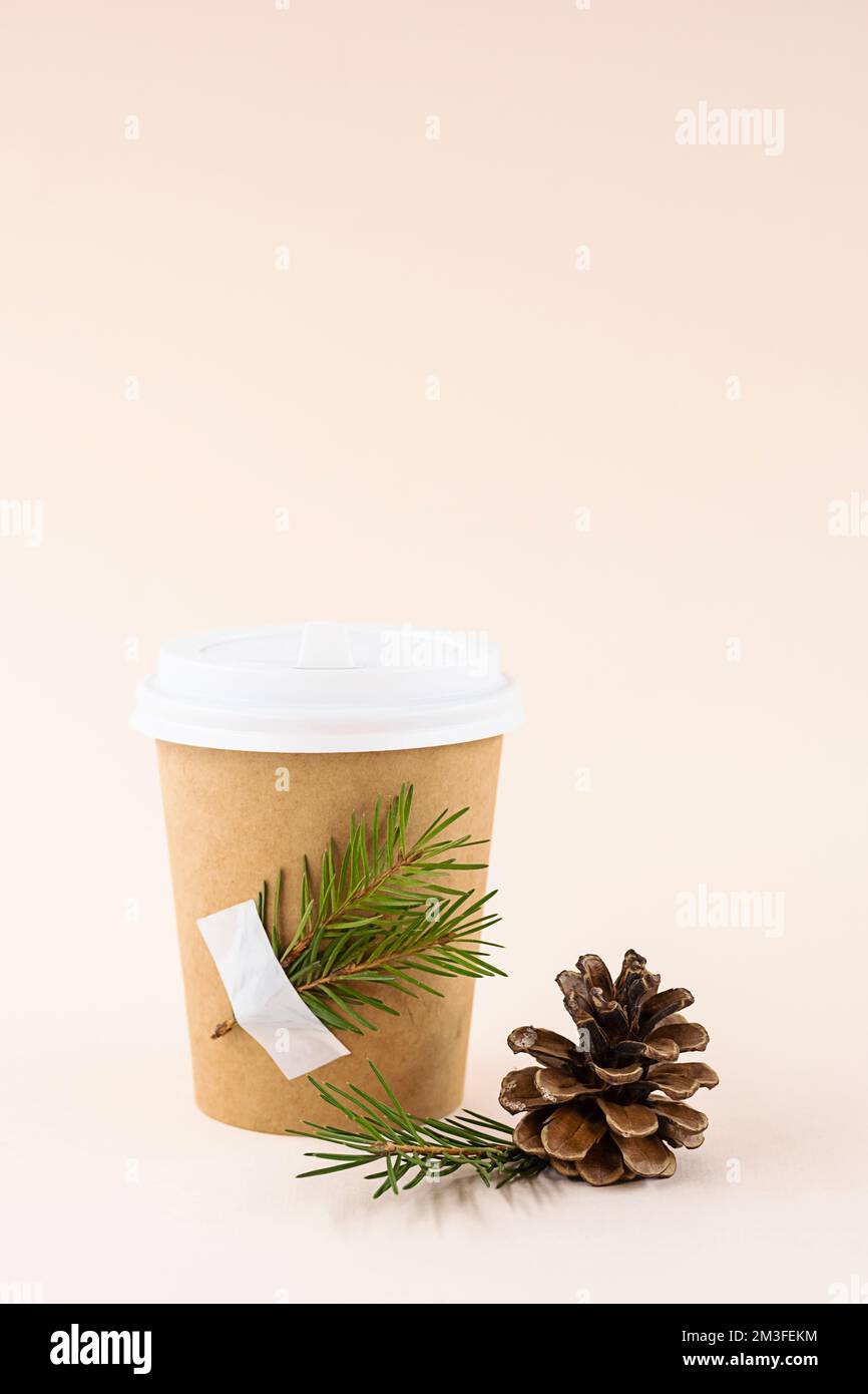 Café d'hiver. Tasse jetable avec branches en sapin. Gobelet à emporter Mockup pour boisson chaude. Banque D'Images