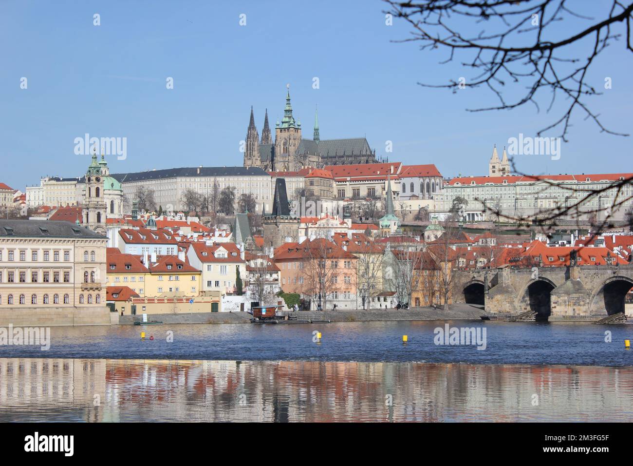 Vue sur la ville de Prague, la vieille ville, les toits de tuiles et les ponts de la Vltava i Spring Banque D'Images