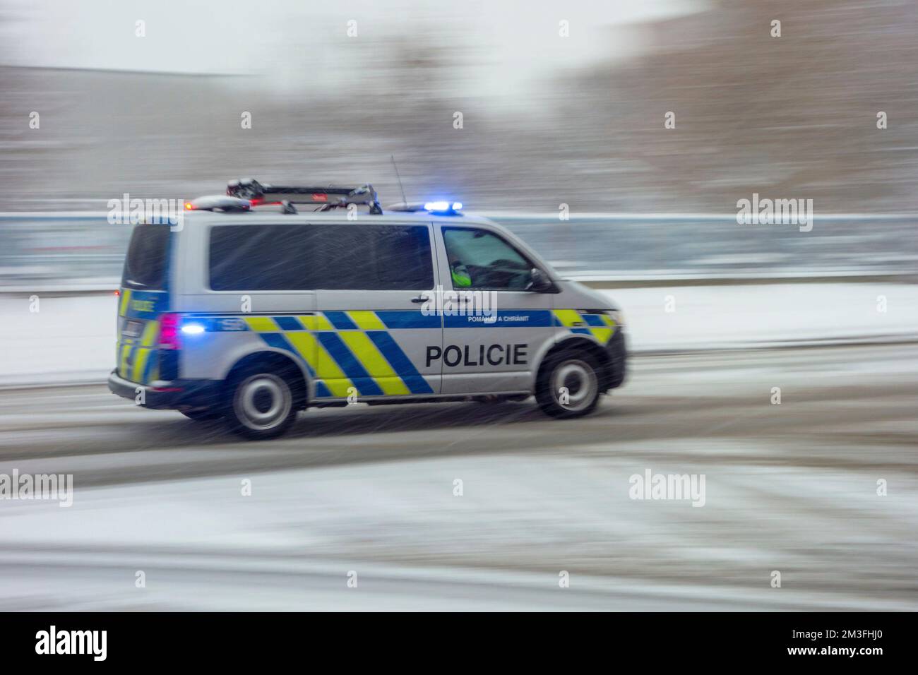 OSTRAVA, RÉPUBLIQUE TCHÈQUE - 12 DÉCEMBRE 2022 : voiture de police Volkswagen transporter T5 de Policie ČR avec effet de flou de mouvement fort et sirènes sur Banque D'Images