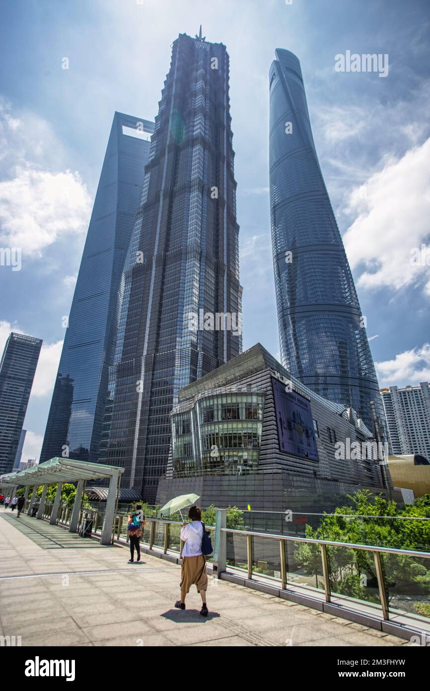 Shanghai World Financial Center, Shanghai Tower et Jin Mao Tower photographiés d'en bas avec un objectif large en été contre un ciel bleu et des nuages Banque D'Images