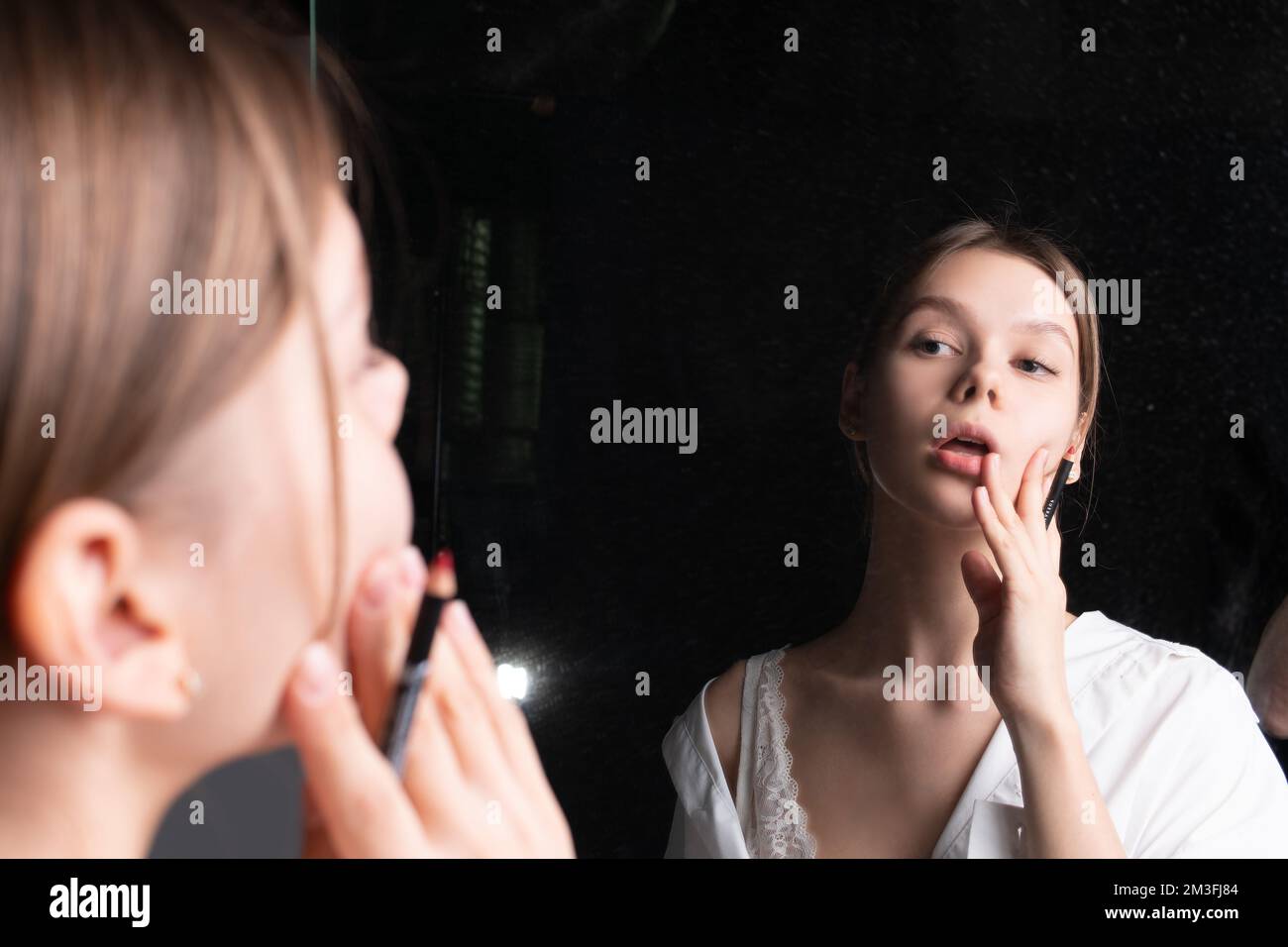 miroir attrayant posant élégance portrait maquillage femelle coiffure réflexion studio modèle beauté Banque D'Images