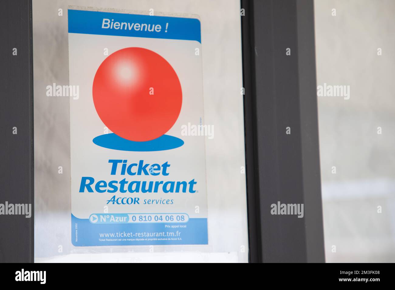 Bordeaux , Aquitaine France - 11 01 2022 : ticket Restaurant Edenred  vérifier logo de marque et texte sur porte façade fenêtres d'entrée  restaurant français Photo Stock - Alamy