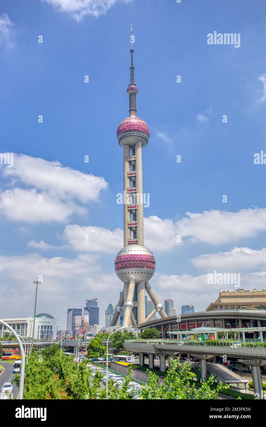 Oriental Pearl Tower, Shanghai, Chine tourné avec un objectif large en été contre le ciel bleu et les nuages Banque D'Images