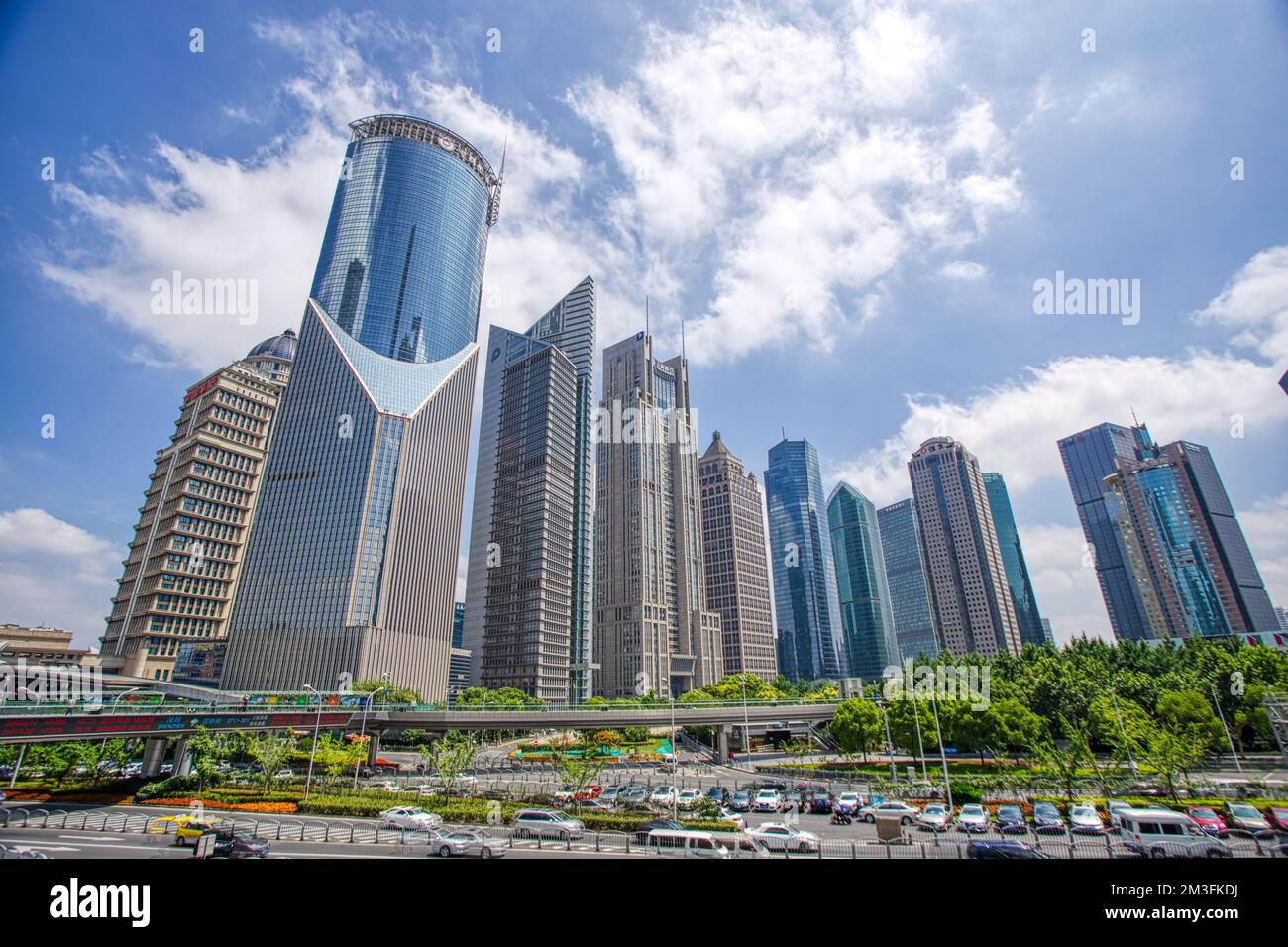 Rangées de grands bâtiments et forêt urbaine à Lujiazui, Pudong, Shanghai, Chine en été avec ciel bleu et fond de nuages Banque D'Images