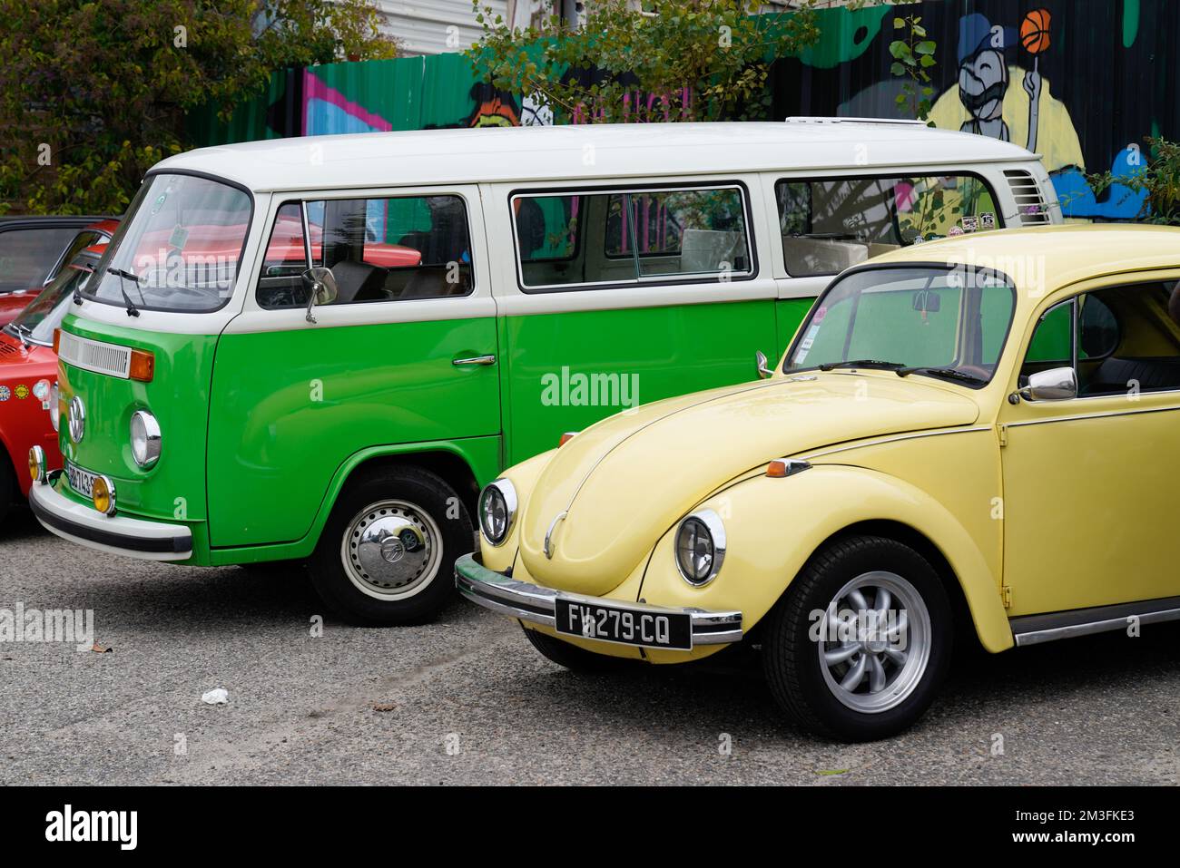 Bordeaux , Aquitaine France - 11 06 2022 : vw Volkswagen 1302 Beetle ancienne voiture ancienne stationnée devant panneau de bus van minibus type 2 véhicule de minuterie ancien Banque D'Images