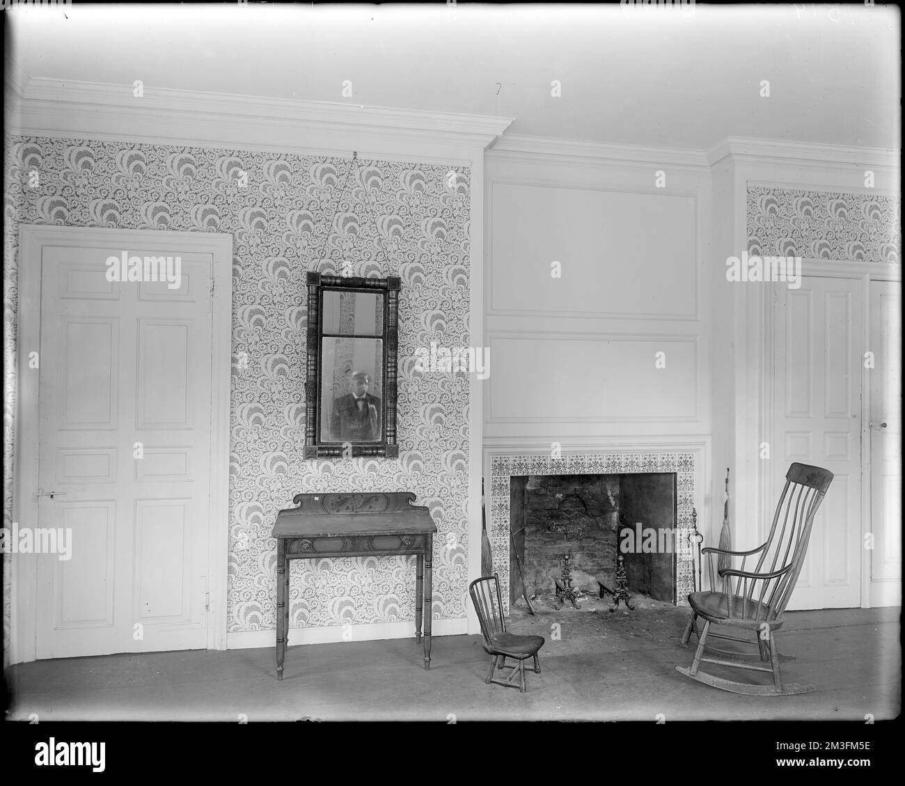 Marblehead, 169 Washington Street, cheminée et papier peint, maison Jeremiah Lee , Maisons, intérieurs, Fonds d'écran, cheminées, Présidents, Lee, Jérémie, 1721-1775. Collection de négatifs sur plaque de verre de Frank cousins Banque D'Images