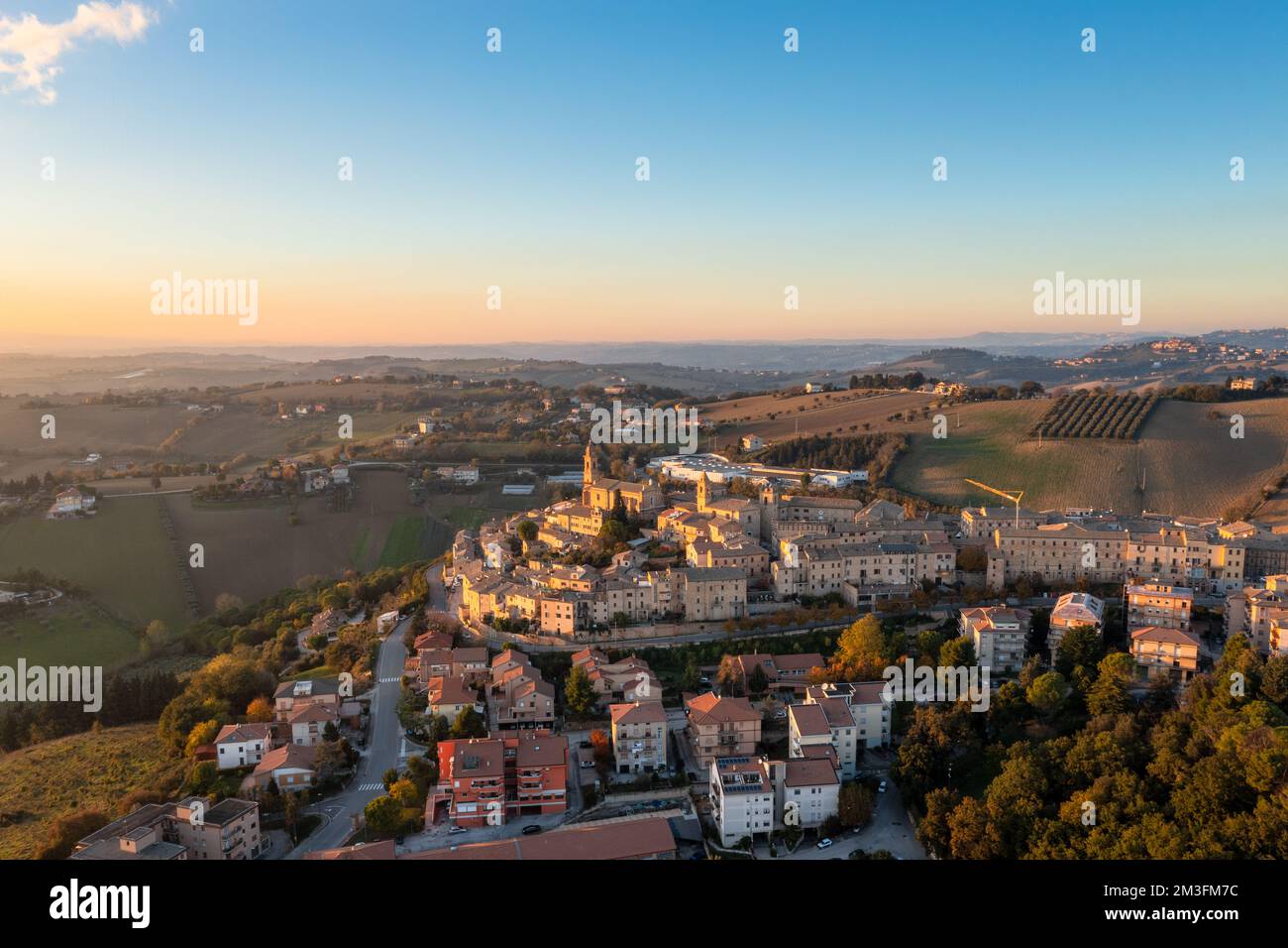 Une vue sur le village de Morrovalle dans la province de Marche en Italie dans la lumière chaude du soir Banque D'Images