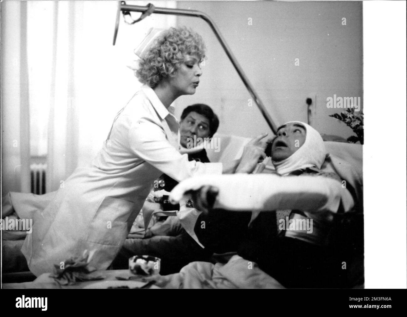 Zwei Mann UM einen Herd - Sparmaßnahmen - Schwester Karin (Barbara Schöne), Rudi (Günter Pfitzmann) und Walter (Walter Hoor) im Krankenzimmer. Banque D'Images