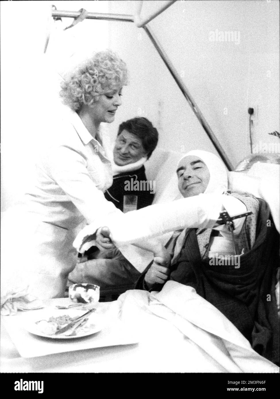 Zwei Mann UM einen Herd - Sparmaßnahmen - Schwester Karin (Barbara Schöne), Rudi (Günter Pfitzmann) und Walter (Walter Hoor) im Krankenzimmer. Banque D'Images