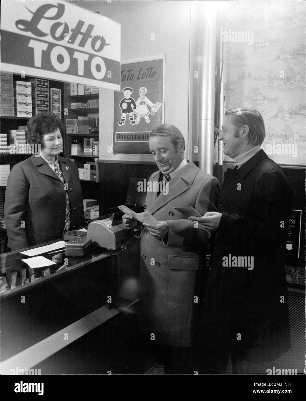 Gran Canaria - in der Lottoannahmestelle lernen sie sich kennen, der Direktor der Volksbank Georg Brubert (Klaus Schwarzkopf, l.). Sie sind sich auf Anhieb sympatisch und beschliessen, sich öfter zu treffen. Banque D'Images