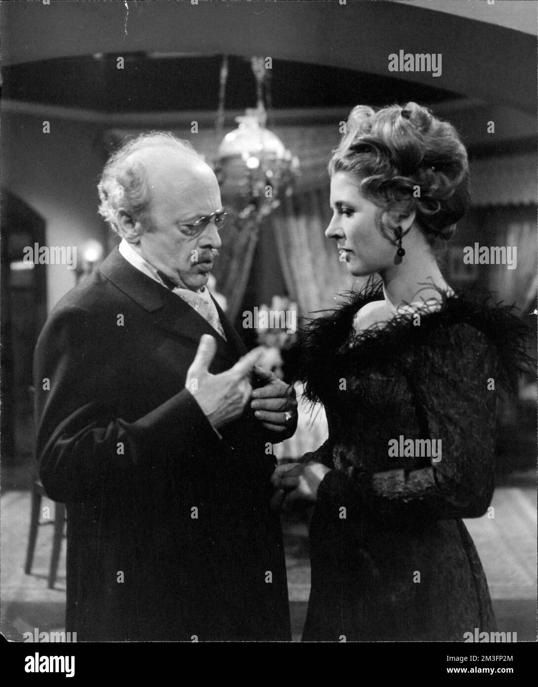 DAS Märchen - Fanny (Christiane Hörbiger) hatte mit ihrer ersten grossen Bühnenrolle einen Riesenerfolg! Daraufhin erscheint der Agent Moritzki BEI ihr zu Hause und erneuert sein verlockendes Angebot für ein engagement an das Petersburger Theater. Moritzki: Karl Georg Saebisch Banque D'Images