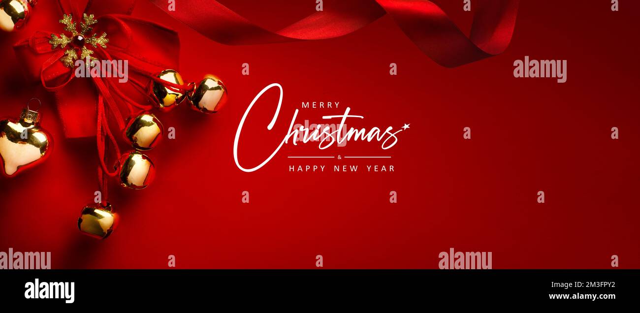 Carte de vœux de Noël ou bannière de Noël; décoration d'arbre de Noël doré et ruban de soie sur fond rouge; espace de copie Banque D'Images