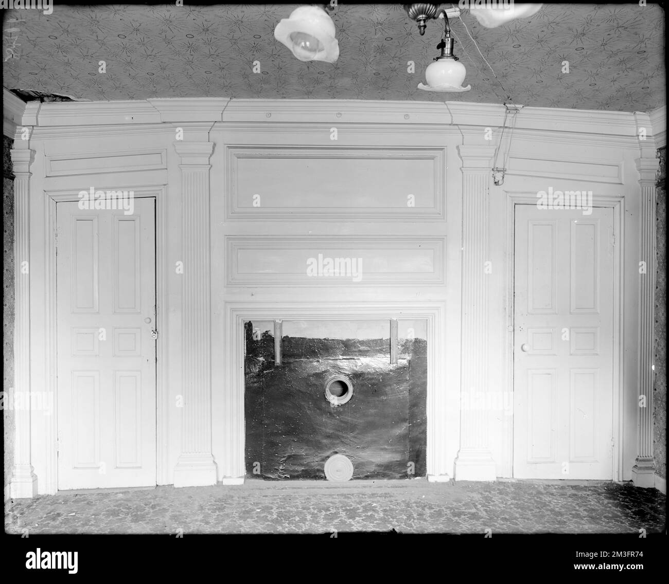 Marblehead, rue Hooper, détails intérieurs, lambris et papier peint, maison "King" Hooper, Maisons, intérieurs, Fonds d'écran. Collection de négatifs sur plaque de verre de Frank cousins Banque D'Images