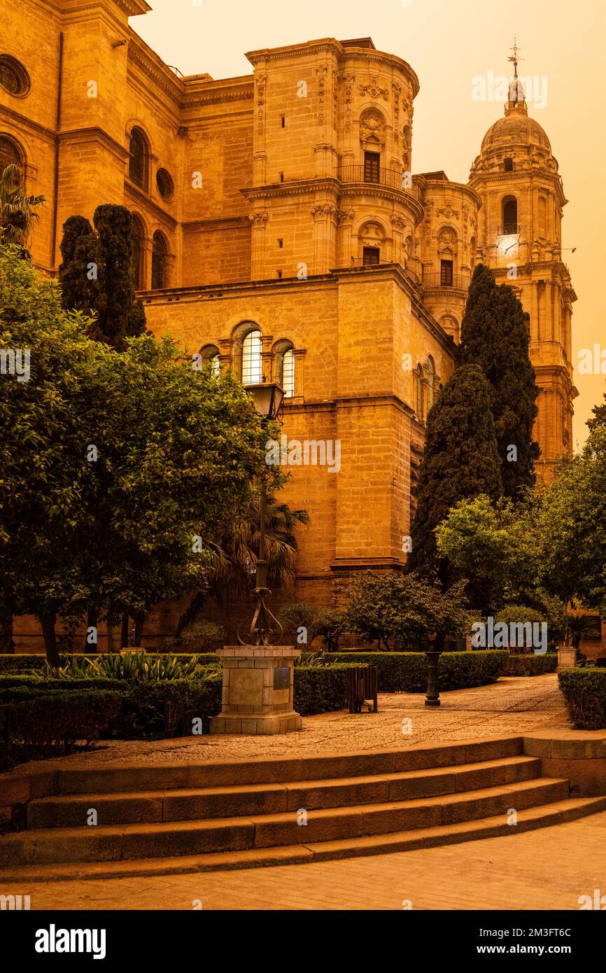 Catedral de Malaga recouvert d'une tempête de poussière d'orange formée en Afrique, calima, sable aéroporté du Sahara. Malaga, Costa del sol, Andalousie, Espagne. Banque D'Images