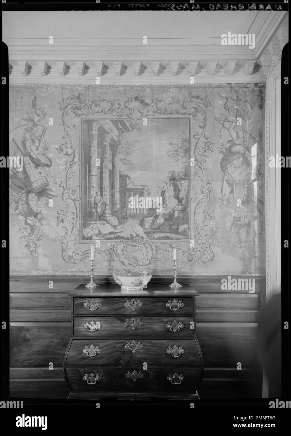 Marblehead, Lee Mansion, hall supérieur: Papier, panneau vertical et coffre de bombe , éléments architecturaux, intérieurs, fonds d'écran, coffres. Collection de négatifs photographiques Samuel Chamberlain Banque D'Images