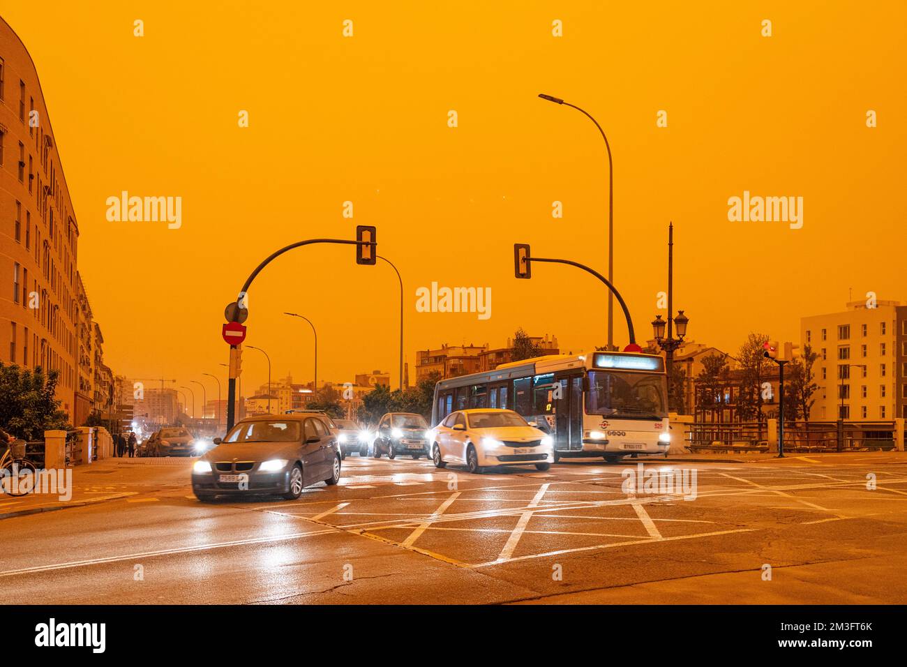 Centre-ville couvert par la tempête de poussière d'orange formée en Afrique, calima, sable aéroporté du désert du Sahara. Malaga, Costa del sol, Espagne. Banque D'Images