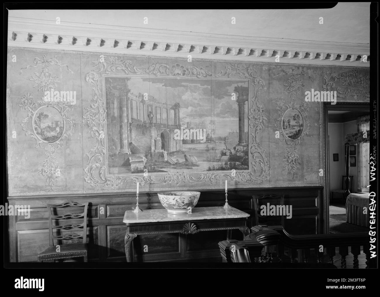 Marblehead, Lee Mansion. Hall supérieur: Papier, panneau horizontal et aperçu de la chambre à coucher, éléments architecturaux, intérieurs, Fonds d'écran. Collection de négatifs photographiques Samuel Chamberlain Banque D'Images