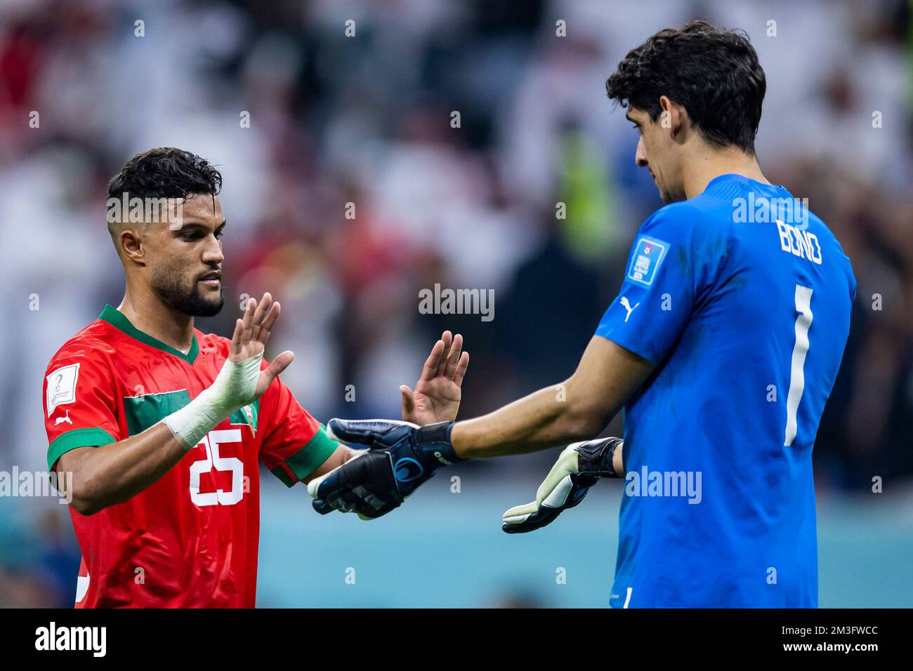 Al Chaur, Qatar. 14th décembre 2022. Football: Coupe du monde, France - Maroc, finale, demi-finale, stade Al-Bait, Le Maroc Yahya Attiat-Allah (l) et le gardien de but du Maroc Bono (r) après le match. Crédit : Tom Weller/dpa/Alay Live News Banque D'Images