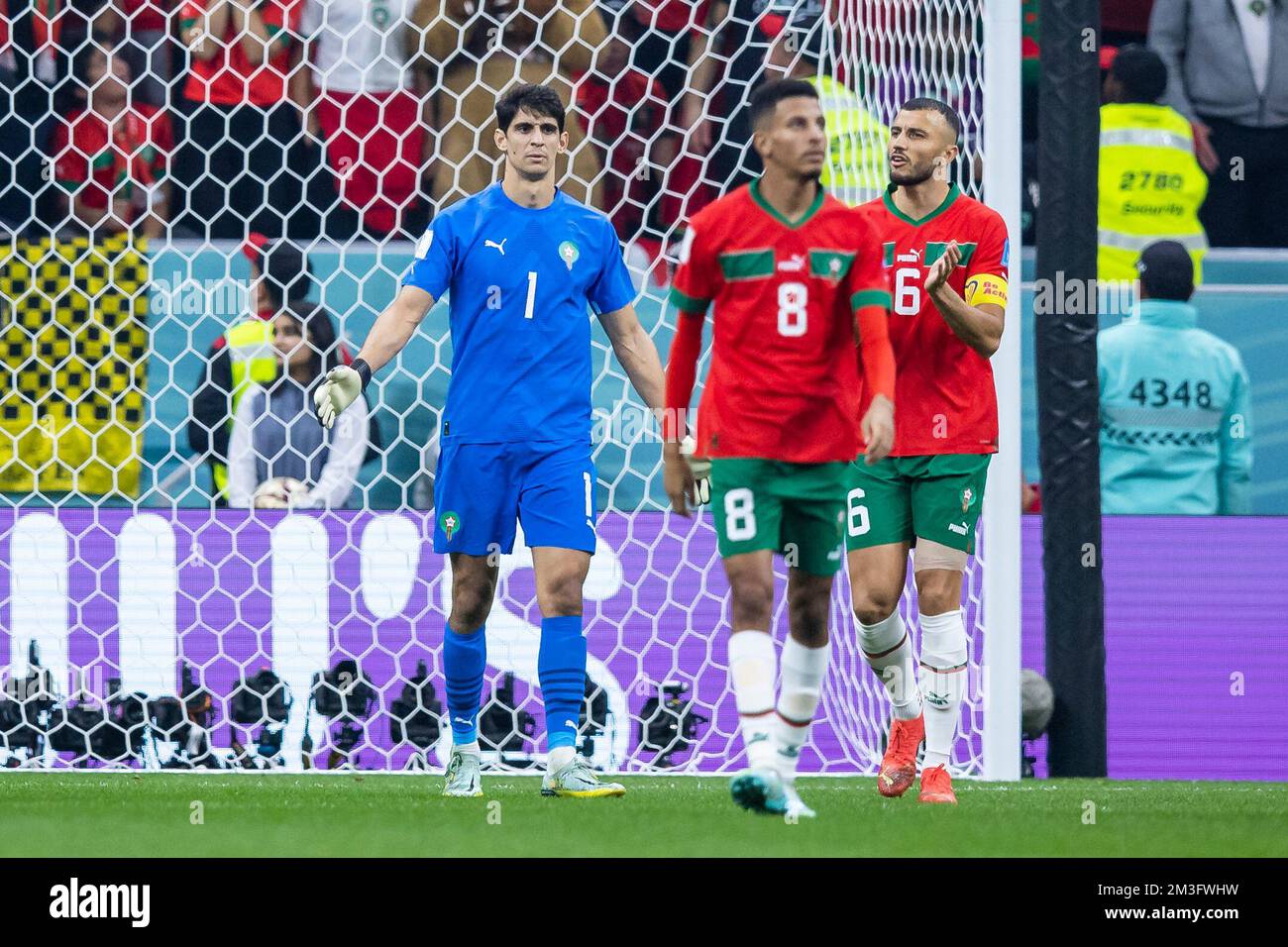 Al Chaur, Qatar. 14th décembre 2022. Football: Coupe du monde, France - Maroc, finale, demi-finale, stade Al-Bait, Le gardien de but du Maroc, Bono (l-r), Azzedine Ounahi du Maroc et le Romain Saiss du Maroc réagissent pendant le match. Crédit : Tom Weller/dpa/Alay Live News Banque D'Images