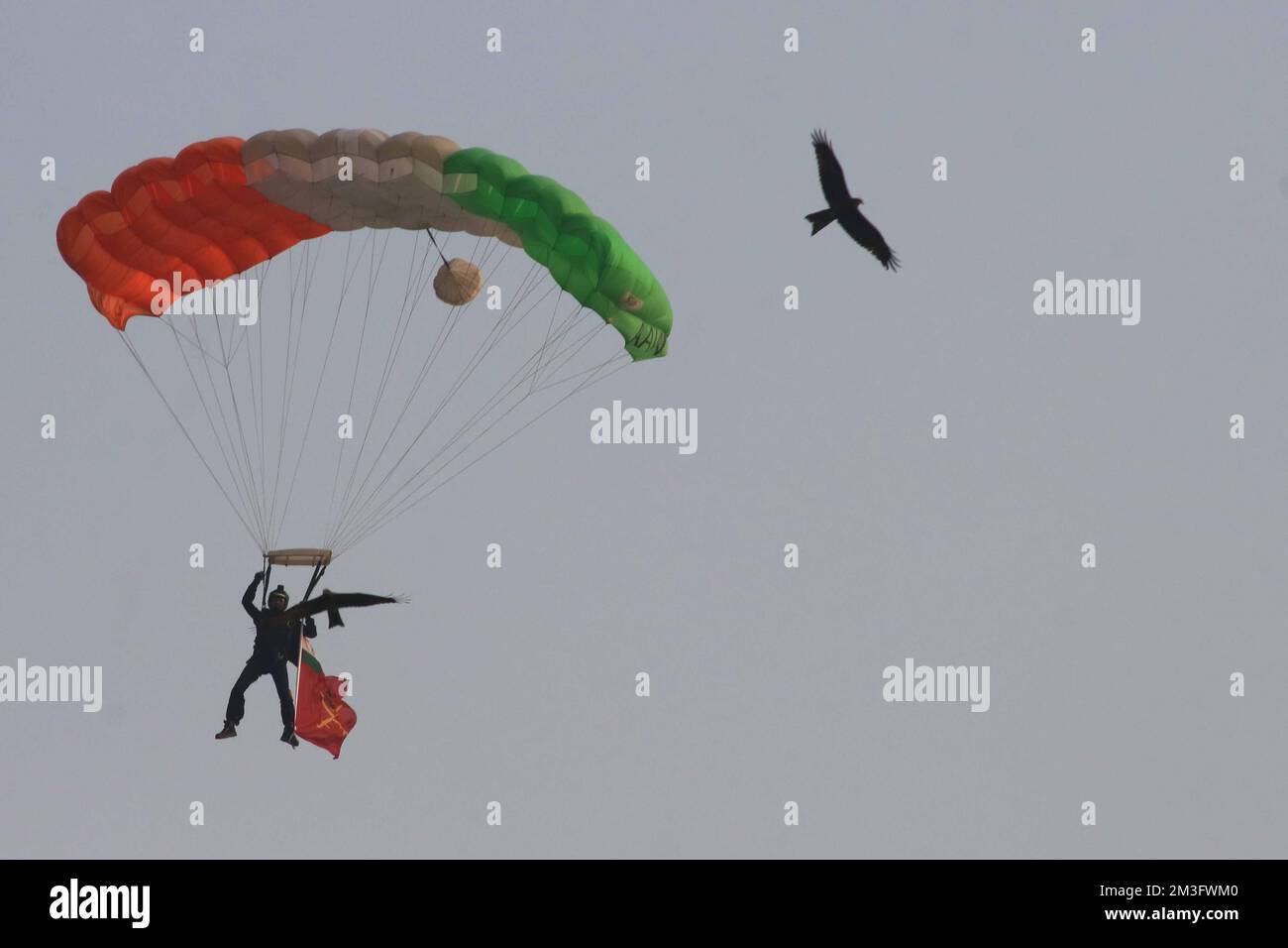 Kolkata, Bengale occidental, Inde. 14th décembre 2022. Un parachutiste de l'armée indienne se produit lors de la répétition finale avant les célébrations de l'armée indienne « Vijay Diwas », au CRAC à Kolkata sur 14 décembre 2022. 'Vijay Diwas' est célébrée chaque année sur 16 décembre pour honorer la victoire des forces armées indiennes sur le Pakistan dans la guerre de libération du Bangladesh de 1971. (Credit image: © Dipa Chakraborty/Pacific Press via ZUMA Press Wire) Banque D'Images