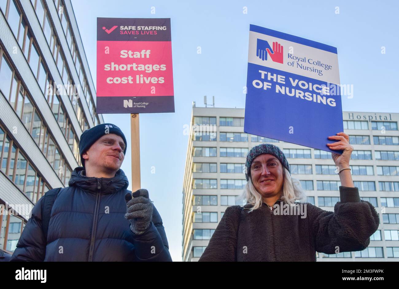 Londres, Royaume-Uni. 15th décembre 2022. Les membres du Royal College of Nursing tiennent des pancartes qui indiquent « les pénuries de main-d'œuvre coûtent la vie » et « RCN: The Voice of Nursing » lors de la démonstration sur la ligne de piquetage devant l'hôpital St Thomas, alors que la plus grande grève des infirmières britanniques de l'histoire commence. Des milliers d'infirmières de partout au pays sont en grève dans le cadre d'un différend sur la rémunération. Crédit : SOPA Images Limited/Alamy Live News Banque D'Images