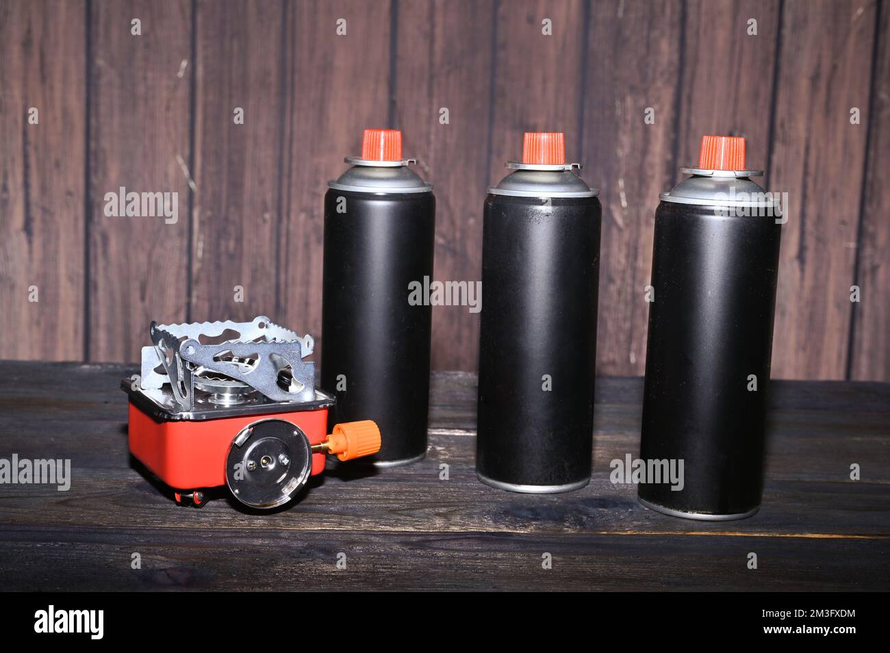 brûleur à gaz touristique et vaporisateurs sur la table. Photo de haute qualité Banque D'Images