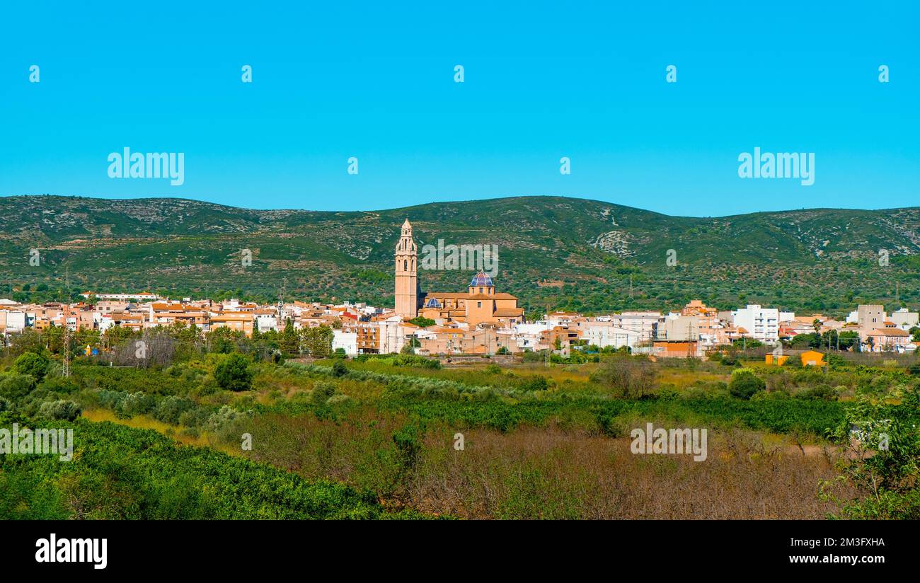 Une vue panoramique d'Alcala de Xivert, dans la province de Castellon, dans la Communauté Valencienne, Espagne, mettant en évidence le grand beffroi de San Juan Nauti Banque D'Images