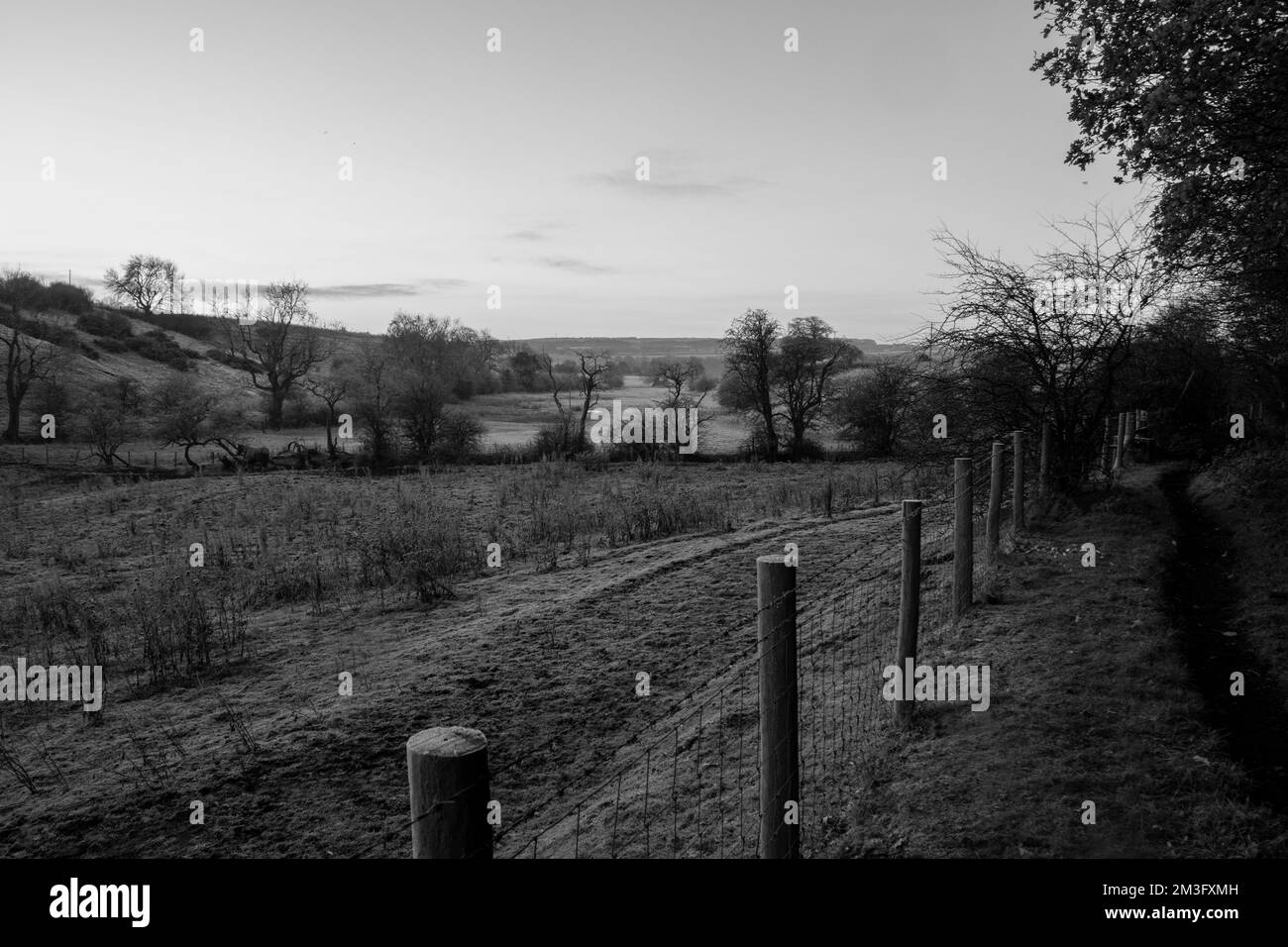 Vue en noir et blanc du paysage du comté de Durham à la fin de l'automne au lever du soleil Banque D'Images