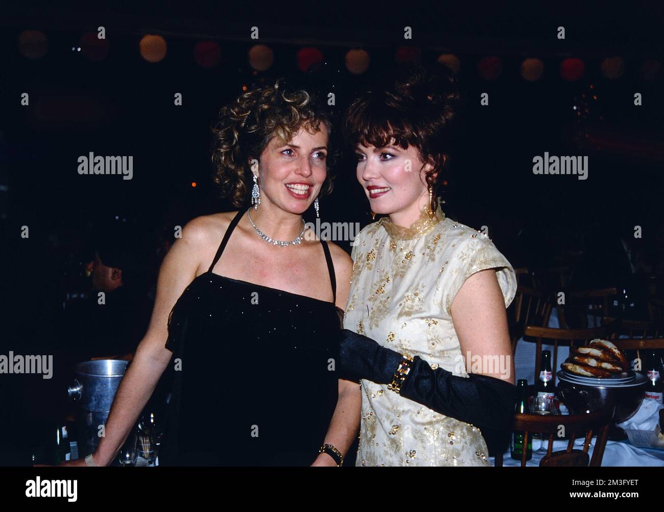 Deutscher Filmball, 1988, proéminente Gäste: Michaela May und Iris Berben. Deutscher Filmball, 1988, célébrités invitées : Michaela May et Iris Berben, actrices allemandes. Banque D'Images