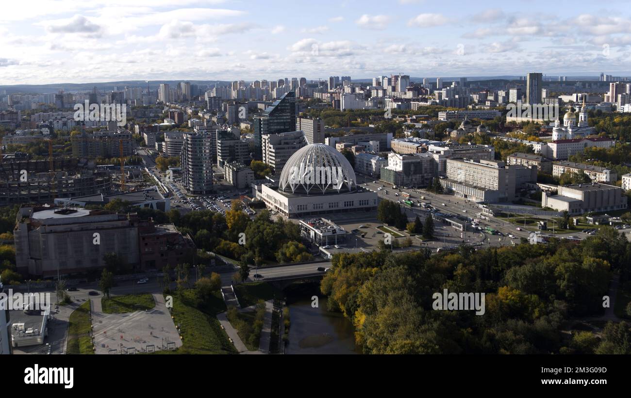 Serbie, Belgrade - 7 mai 2022 : vue aérienne d'une ville par jour d'été. Films. Vol au-dessus des bâtiments et végétation verte d'une ville moderne Banque D'Images