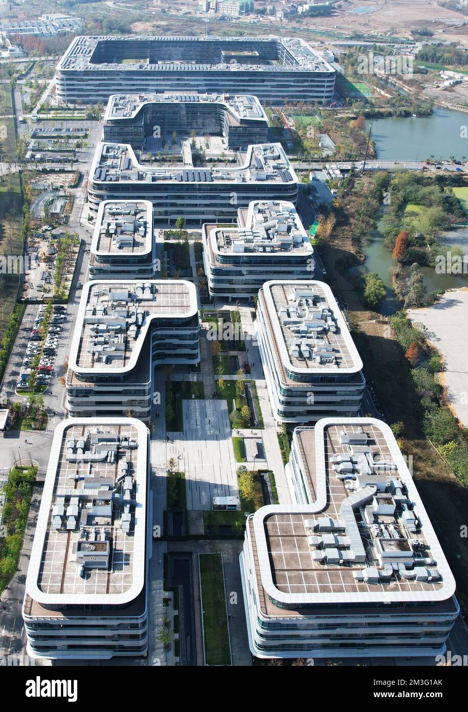 Une photo aérienne montre le parc Alibaba Cloud Yungu dans le district de Xihu, à Hangzhou, dans la province de Zhejiang en Chine orientale, le 15 décembre 2022. (Photo de ChinaImages/Sipa USA) Banque D'Images