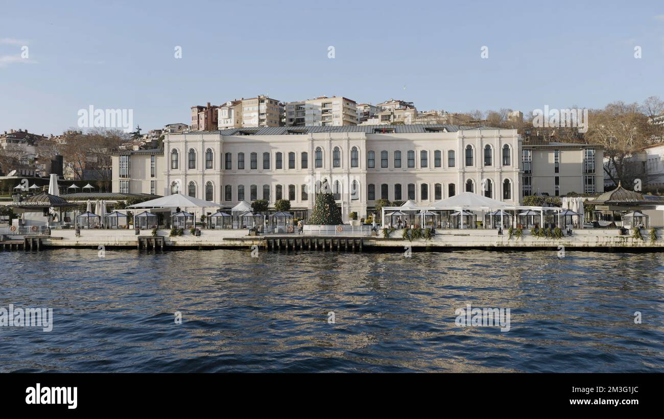 Vue sur la façade des bâtiments avec de nombreuses fenêtres. Action. Rue de la ville avec de vieilles maisons et la côte de mer sur un fond bleu ciel Banque D'Images