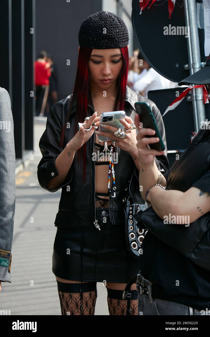 MILAN, ITALIE - 23 SEPTEMBRE 2022 : femme avec une veste en cuir noir et des cheveux rouges avant le spectacle de mode Gucci, Milan Fashion week Street style Banque D'Images